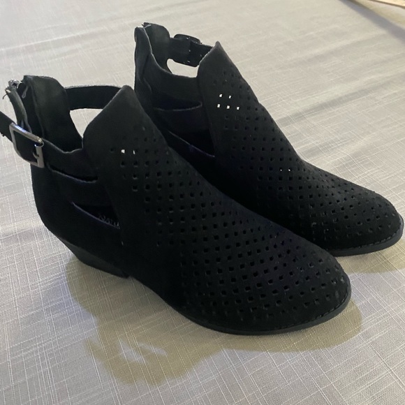 Nature Breeze booties in black. Women’s size 8 - Picture 6 of 15